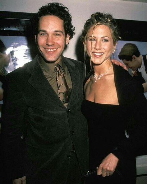 🍕 on Instagram: “Jennifer Aniston and Paul Rudd(aka Mike)in their movie premiere "the object of my affection" - Follow @friendsx90s for more🍕” Paul Rudd Friends, Jennifer Aniston 90s, Premiere Dress, 90s Actors, Event Fashion, Jen Aniston, Friends Cast, Ross Geller, Friends Moments