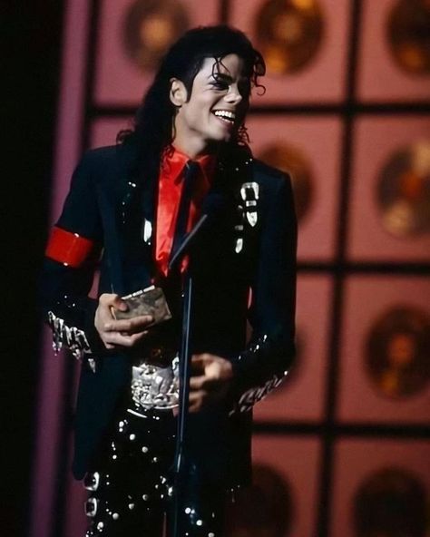 Michael Jackson holding his Special Achievement Award at the 16th Annual American Music Awards, ca. January 30, 1989 Michael Jackson Photoshoot, Mj Bad, Michael Jackson Neverland, Michael Jackson Hot, Michael Jackson Bad Era, Hee Man, Michael Jackson Quotes, Michael Jackson Wallpaper, Michael Jackson Art