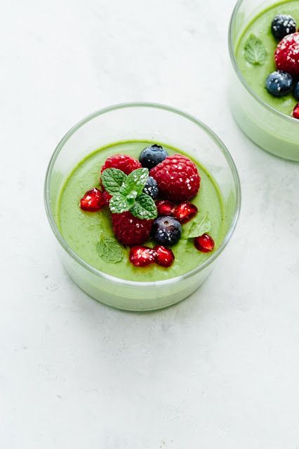 Matcha Mousse, Pomegranate Syrup, Mousse Dessert, Dessert Toppings, Köstliche Desserts, Peppers Recipes, Fresh Berries, Dried Cranberries, Healthy Dessert