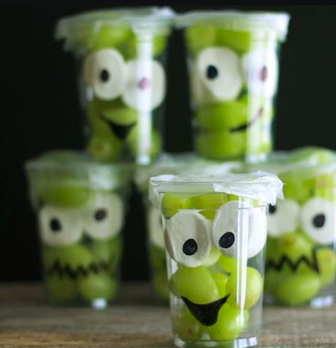 Monster fruit cups with grapes and marshmallows Fun Halloween Party Food Ideas, Halloween Fruit Cups, Halloween Snacks Diy, Monster Fruit, Healthy Halloween Party Food, Fun Halloween Party Food, Halloween Party Food Ideas, Easy Halloween Party Food, Classroom Snacks