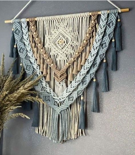 Simpul Makrame, Pola Macrame, Hantverk Diy, Art Macramé, Macrame Wall Hanging Tutorial, Macrame Designs, Macrame Wall Hanger, Macrame Crafts, Macrame Plant Hanger Patterns