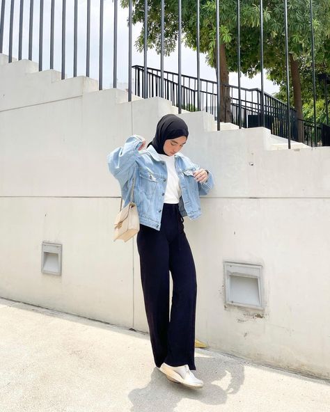 Ootd Jacket Jeans Hijab, Jeans Jacket Outfit Hijab, Hijab Outfit Jeans, Hijab Outfit Summer, Hijab Jeans, Shawl Outfit, Hijab Fashion Summer, Jacket Outfit Women, Jean Jacket Outfits