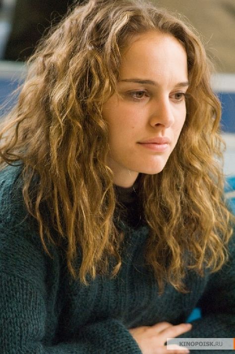 Natalie Portman Curly Hair, Young Hairstyles, Cassandra Jones, Natalie Portman Style, Mathilda Lando, Hair Icon, Film Producer, Natalie Portman, Gal Gadot