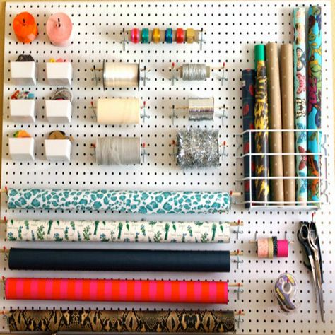 Have you ever wished that all of your gift wrapping supplies were in the same place? Never having to look in sixteen different places for one item or the other?  This Pegboard Gift Wrapping Station makes wrapping a present EASIER, FASTER and best of all... CUTER!  It is the perfect way to organize all of your items Paper Storage Ideas, Wrapping Paper Station, Diy Peg Board, Wrap Storage, Pegboard Ideas, Wrapping Paper Organization, Gift Wrap Organization, Peg Boards, Craft Paper Storage