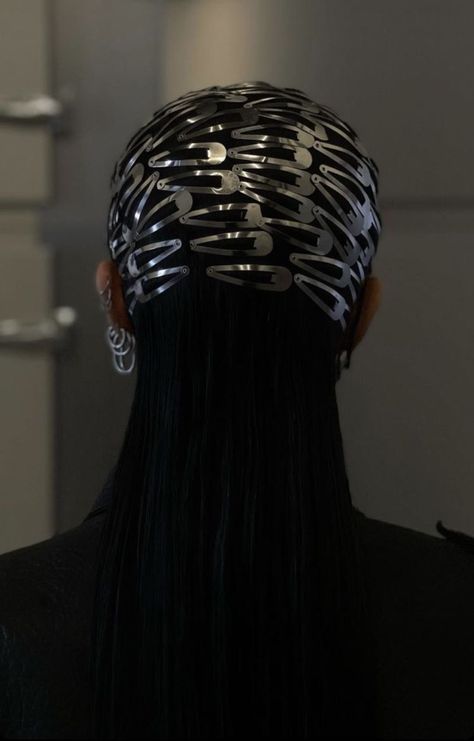 Metallic Moodboard, Metal Hairstyles, Ootd Outdoor, Futuristic Hairstyles, Aesthetic Retro Outfit, Black Motivation, Silver Hair Clips, Clothes Brown, Top Aesthetic