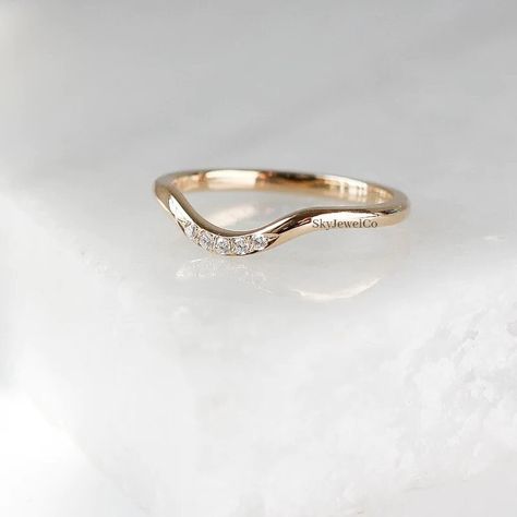 Round Cut Five Stone Wedding Band, Minimalist wedding Band, Cluster Engagement Ring, Simple Ring, Antique Curved Ring, Ring For Women, Channel Set Ring, Wedding Band For Women, Promise Band, Curved Wedding Band, Vintage Solid Gold Matching Band, Five Moissanite Stone Stacking Ring, Bridal Minimalist Band Ring, Dainty Ring For Her ● 𝐓𝐡𝐢𝐬 𝐥𝐢𝐬𝐭𝐢𝐧𝐠 𝐨𝐧𝐥𝐲 𝐟𝐨𝐫 𝐁𝐚𝐧𝐝. 𝐃𝐄𝐒𝐂𝐑𝐈𝐏𝐓𝐈𝐎𝐍 𝐎𝐅 𝐑���𝐈𝐍𝐆: ● 𝐌𝐨𝐢𝐬𝐬𝐚𝐧𝐢𝐭𝐞 𝐃𝐢𝐚𝐦𝐨𝐧𝐝 𝐃𝐞𝐭𝐚𝐢𝐥𝐬: ● 𝐓𝐨𝐭𝐚𝐥 𝐒𝐭𝐨𝐧𝐞 Curved Wedding Band With Engagement Ring, Wave Wedding Band, Stone Stacking, Profile Settings, Round Profile, Band Ideas, Sun Ring, Wedding Band Vintage, Secret Wedding