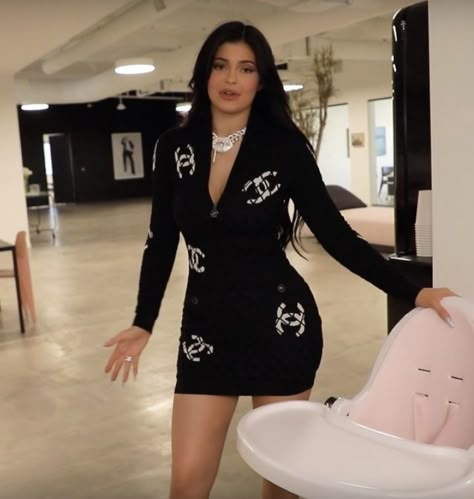 Chanel Kylie Jenner, Chanel Bodycon Dress, Kylie Jenner Chanel Outfit, Kylie Jenner Chanel, Black Chanel Dress, Kylie Jenner Black, Looks Kylie Jenner, Jenner Girls, Chanel Dress