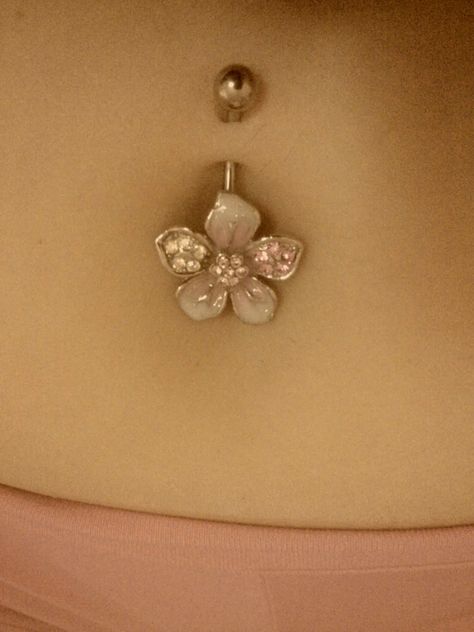 belly button ring... Now if only I could get my belly button pierced /: Cute Belly Piercing Jewelry, Pretty Belly Piercings, Pierced Belly Button, Pretty Belly Button Rings, Different Belly Button Piercings, Belly Peicing, Bell Piercing, Vintage Belly Button Piercing, Belly Button Jewelry Simple