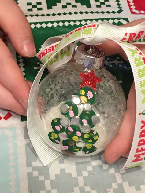 Bulb Ornament Crafts For Kids, Fingerprint Crafts Christmas, Bauble Painting Ideas Kids, Fingerprint Ornament Ideas, Christmas Fingerprint Ornaments, Diy Fingerprint Ornaments, Kids Clear Ornament Craft, Fingerprint Ornaments Christmas, Clear Bulb Ornament Ideas For Kids