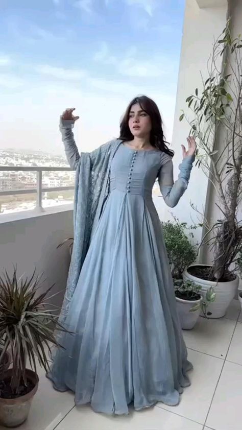 Chifon Dress, Long Frock Designs, Long Gown Design, Simple Frocks, Lehenga Designs Simple, Anarkali Dress Pattern, Simple Gowns, Pakistani Fancy Dresses, Beautiful Pakistani Dresses