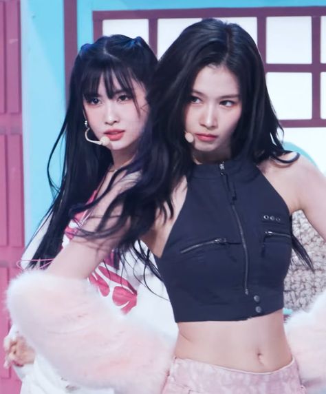 Sana More & More, Sana And Momo, Hyuna Kim, Twice Kpop, Twice Sana, Hirai Momo, Set Me Free, Kpop Aesthetic, Girl Icons