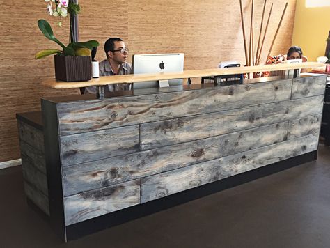 rustic office lobby - Google Search Rustic Reception Desk, Steel Reception Desk, Reception Desk Ideas, Wood Reception, Wood Reception Desk, Beauty Salon Interior Design, Retail Counter, Rustic Desk, Office Remodel