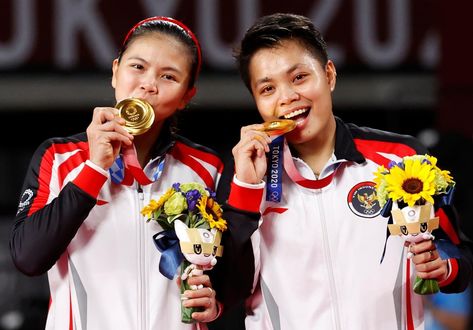 Greysia Polii and Apriyani Rahayu (Indonesia) 🥇 Women's doubles • Tokyo 2020 Olympics #badminton 2020 Olympics, Tokyo 2020, Sporty Girls, Body Reference, Summer Olympics, Action Poses, Sports Photography, Female Athletes, Olympic Games