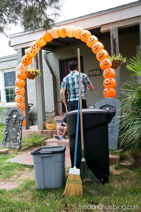 Pumpkin Archway Diy, Archway Diy, Pumpkin Archway, Halloween Carnival Games, Halloween Decorations Outdoor Porch, Outside Halloween Decorations, Halloween Camping, Spooky Decorations, Halloween Decorations Outdoor