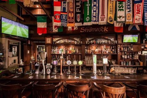 Vintage Sports Bar, Football Pub, Sport Bar Design, Sports Pub, Game Room Basement, Old Pub, Pub Bar, Sports Bar, Bar Ideas