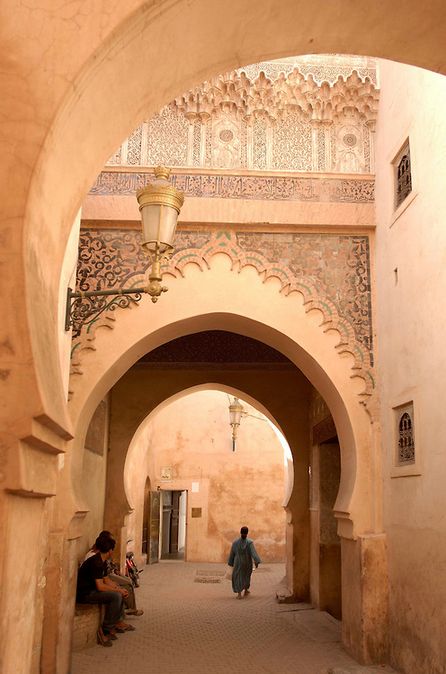 Calle aledaña al palacio Morocco Art, Morocco Marrakech, Stile Hijab, Morocco Travel, Marrakech Morocco, Art Architecture, Islamic Architecture, North Africa, See Me