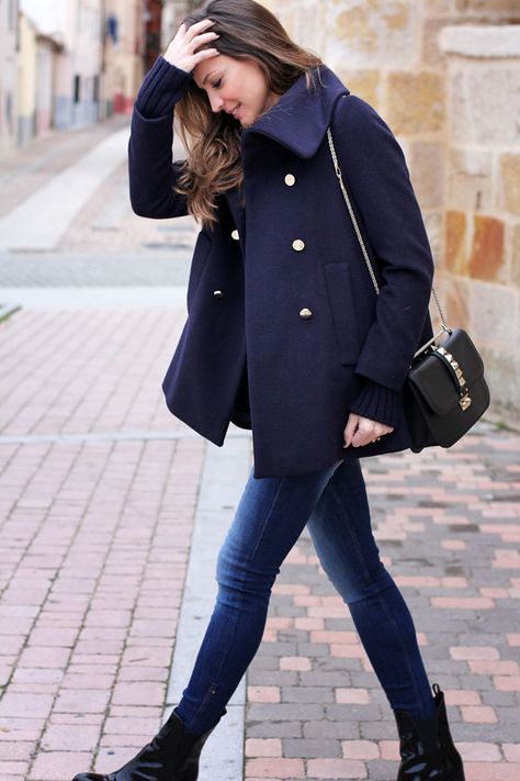 navy coat Navy Blue Coat Outfit, Navy Jacket Outfit, Peacoat Outfit, Look Office, Navy Coat, Wool Coats, Blue Coat, Womens Fashion Edgy, Coat Outfits