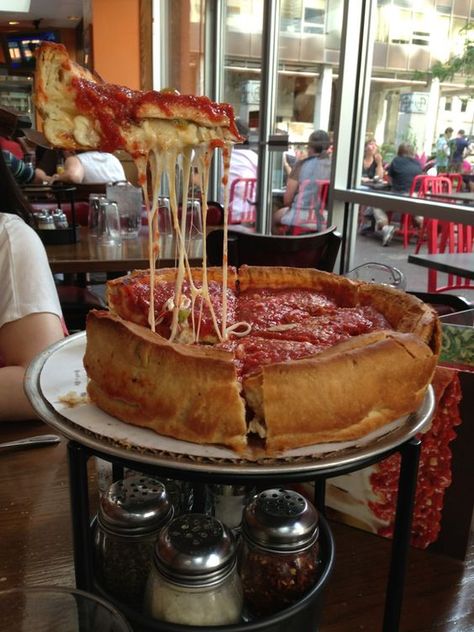 Dip Dish Pizza, Chicago Deep Dish Pizza Restaurants, Giordanos Pizza Chicago, Giordanos Pizza, Chicago Stuffed Pizza, Pizza Deep Dish, Chicago Style Deep Dish Pizza, Chicago Deep Dish, Deep Dish Pizza Recipe