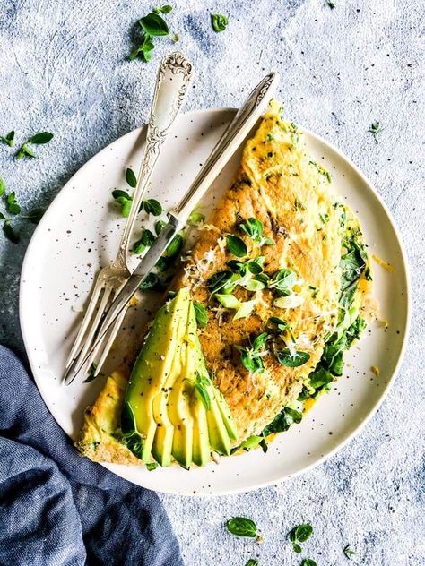 Green Goddess Omelet is a quick and healthy vegetarian breakfast or brunch dish. You can whip it up in no time, and it is just as delicious as a quick lunch or dinner with a salad. | #recipe #easyrecipes #brunch #breakfast #vegetarian #healthyrecipes #wellness #healthyfood #selfcare #breakfastrecipes #brunchrecipes #foodphotography #foodstyling Casserole Vegetarian, Healthy Vegetarian Breakfast, Breakfast Vegetarian, Delicious Vegetarian Dinner, Vegetarian Casserole, Brunch Casserole, Whip It, Brunch Dishes, Quick Lunch