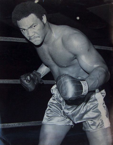 George Foreman, the pride of Marshall, Texas, back before he was cute and cuddly. Floyd Patterson, American Boxer, Boxing Images, Boxing Posters, Boxing History, Float Like A Butterfly, Most Famous Quotes, Boxing Quotes, George Foreman