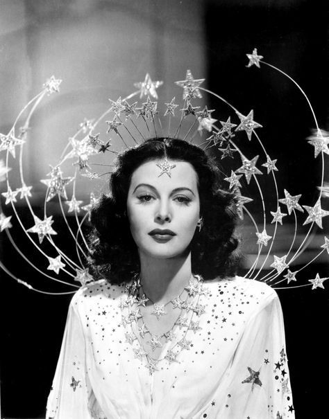 The Best Old Hollywood Movies to Watch for Holiday Beauty Inspiration Hedi Lamarr, Oud Hollywood, Best Documentaries On Netflix, Celebrity Pixie Cut, Old Hollywood Aesthetic, Walburga Black, Hollywood Aesthetic, Stars D'hollywood, Ziegfeld Girls