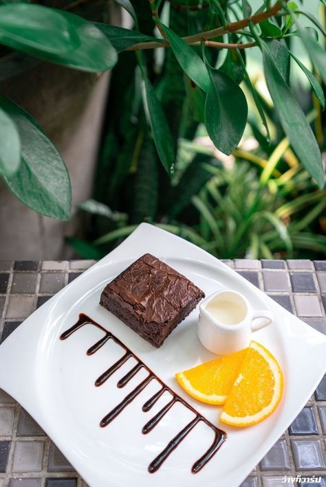 Brownie Plating Presentation, Brownies Plating, Brownie Plating, Gourmet Food Plating, Dessert Presentation, Diy Desserts, Cold Desserts, Boat Food, Easy Food Art