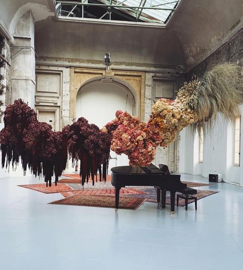 Fran Milla (@franmilla) • Fotos y videos de Instagram Arreglos Ikebana, Dyed Flowers, Tattoo Plant, Flower Installation, Floating Flowers, Grand Piano, Grand Palais, Deco Floral, Decoration Inspiration