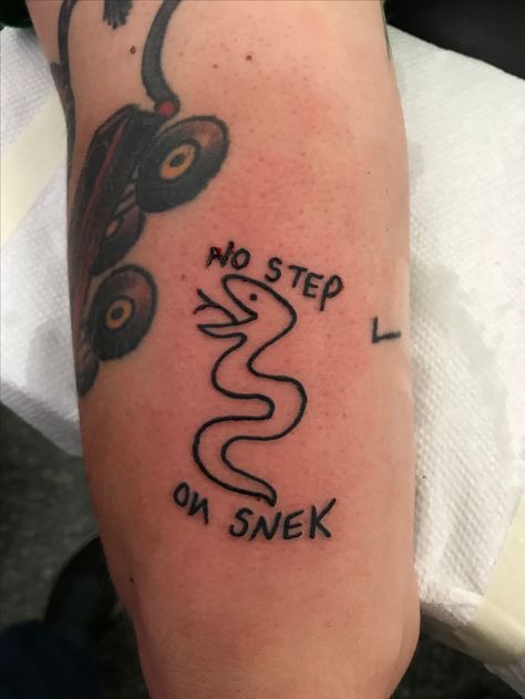 Quick snake tattoo outline Dumbest Tattoos, Good Tattoo Quotes, Sick Tattoo, Bad Tattoos, Funny Tattoos, Aesthetic Tattoo, Snake Tattoo, Little Tattoos, S Tattoo