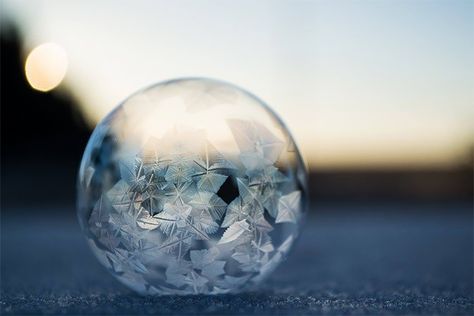 Frozen Bubble, Ice Bubble, Frozen Bubbles, Ice Ball, Ice Crystals, Bubble Art, Blowing Bubbles, Foto Tips, Soap Bubbles