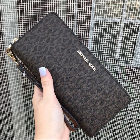 Mk Wallet, White Wallet, Luxury Bags Collection, Michael Kors Clutch, Wrist Wallet, Trend 2024, Michael Kors Wristlet, Blue Wallet, Bags Michael Kors