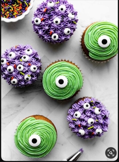 Halloween Cupcakes With Sprinkles, Beetle Juice Cupcakes, Halloween Cupcake Design, Easy Halloween Cupcakes, Decorate Halloween, Halloween Cupcakes Decoration, Cupcakes Decorating, Whipped Buttercream, Spider Cupcakes