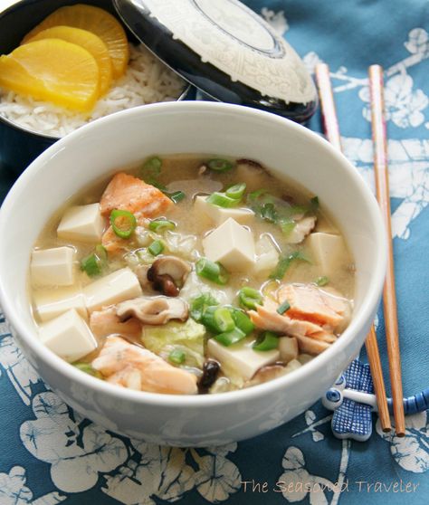 You can give leftover salmon to make a delicious miso soup. This will help warm you up during the fall. Salmon Tofu, Salmon Soup, Tofu Soup, Japanese Soup, Delicious Clean Eating, Japanese Recipes, Asian Soup, Baked Salmon Recipes, Kushina Uzumaki