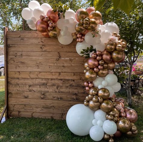 Rustic Wedding Balloon Decor, Balloon Arch With Wood Backdrop, Rustic Sweet 16 Party Ideas Decoration, Balloon Backdrop Ideas Graduation, Country Balloon Arch, Backyard Balloon Garland, Earth Tone Graduation Party, 100th Birthday Party Ideas Decoration Table Centerpieces, Boho Prom Theme