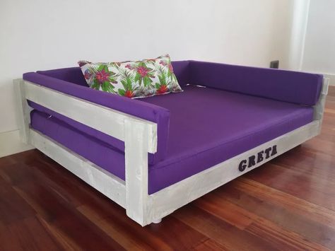 cucha sillon hecha con madera de palet para perros y gatos Pallet Dog Beds, Cute Dog Toys, Dog Tent, Pet Hotel, Diy Dog Bed, Dog Sofa Bed, Pet Sofa, Dog Rooms, Dog Sofa