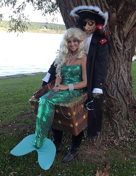 Funny 2 in 1 mermaid/pirate costume Funny Pirate Costume, Pirate Mermaid Costume, Pirate Family Costumes, Pirate And Mermaid Costume, Jetsons Costume, Adult Pirate Costume, Ideas Carnaval, Sea Creature Costume, Mermaid Halloween Costume