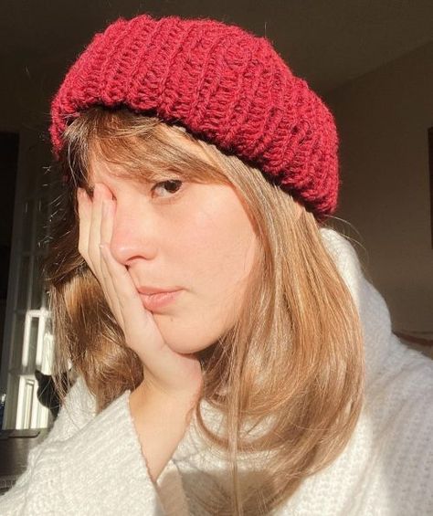 Fisherman Beanie with Bangs - Bangs And Beanie, Bangs With Beanie, Beanie With Bangs, Long Blonde Curls, Beanie Hairstyles, Shoulder Length Bob Haircut, Fisherman Beanie, Hair Fixing, Hair Powder