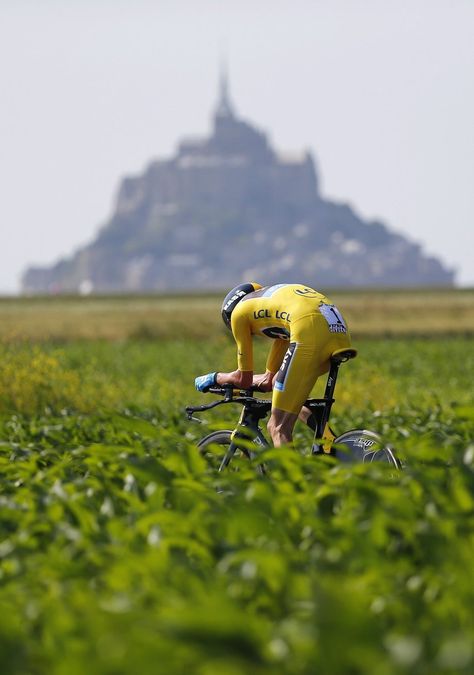 Chris Froome - Sky Pro Cycling Team, in TTT im Mont Saint Michel Tour de France 100 (2013). Cycling Pictures, Chris Froome, Yellow Jersey, Cycling Photography, Professional Cycling, Cycling Motivation, Comfort Bike, Cycling Team, Cycling Photos