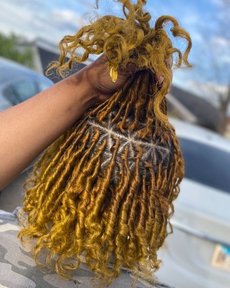 RoRo Nelson (KINX) on Instagram: “Comb Coil Starter Locs w/Triangle Parts booking link in bio 🤩🦋” Comb Coil Starter Locs, Coil Starter Locs, Locs Styling, Triangle Parts, Coiling Natural Hair, Short Dreadlocks Styles, Beautiful Dreadlocks, Short Locs Hairstyles, Starter Locs