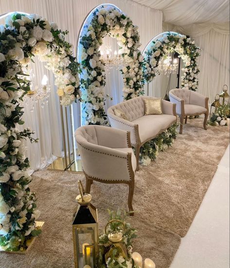 Engagement Decor Pakistani, Pakistani Stage Decor, Nikah Decoration Ideas, Nikkah Stage Decoration, Baraat Stage, Muslim Wedding Decorations, Wedding Bg, Pakistani Wedding Stage, Marriage Hall Decoration