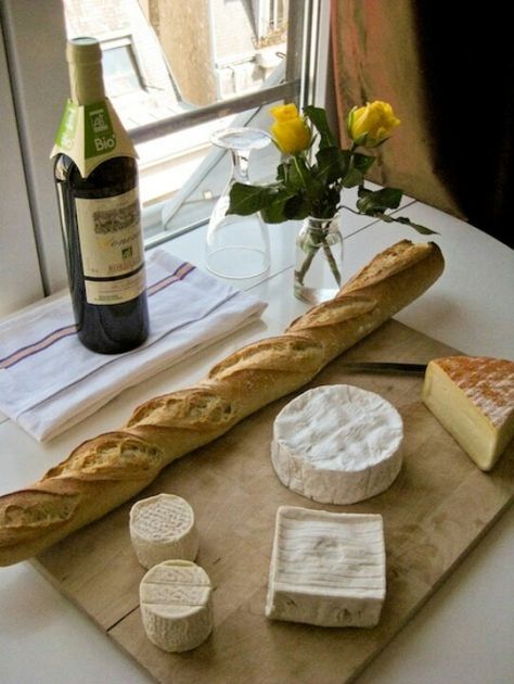 . Bread And Wine, Cheese And Wine, Singapore Sling, Bread Cheese, Paris Food, Wine Cheese, Cheese Bread, French Food, Oui Oui