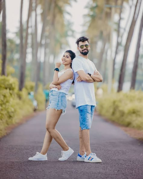 Photo Ideas With Husband, Outdoor Ideas Photoshoot, Couple Photoshoot Poses Romantic Wedding Photography, Couple T Shirt Poses, Couple Poses Beach Photo Ideas, Couple Photo Shoot Outfit Ideas, Anniversary Couple Poses, Pre Wedding Photoshoot Outdoor Romantic, Couple Pre Wedding Photo Poses