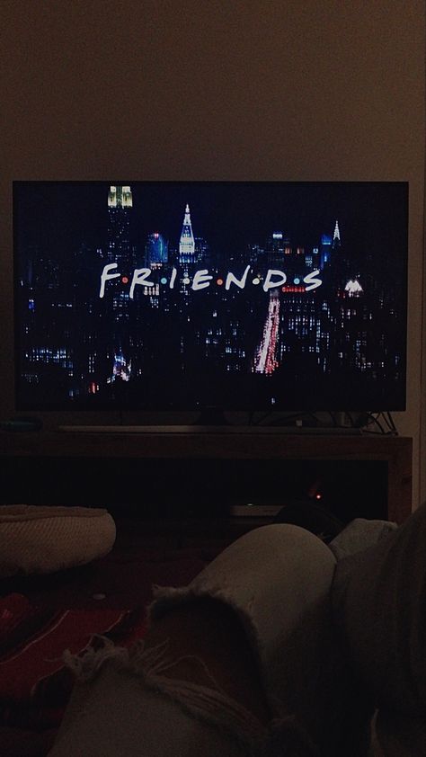 #friends #friendstvshow #jenniferaniston #aesthetic Friends New York Aesthetic Tv Show, Comfort Show Aesthetic, Friends Netflix Aesthetic, Netflix Shows Aesthetic, Watching Friends Aesthetic, Watching Movies Aesthetic Tv, Watching Shows Aesthetic, Watching Series Aesthetic, Batchlor Pad