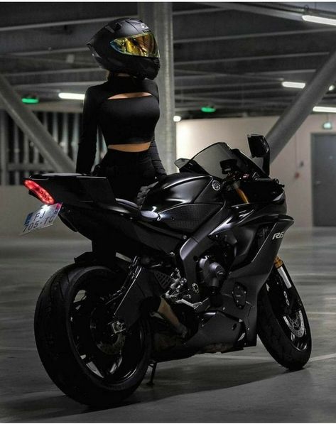 Motorad Aesthetic, Motorad Girl, Female Biker Outfit, Biker Chick Outfit, Women Riding Motorcycles, Biker Girl Outfits, Female Motorcycle Riders, Motorcross Bike, Female Biker