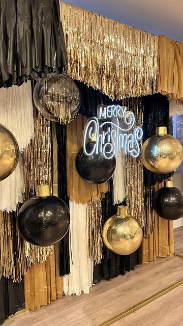 Black And Gold Christmas Backdrop, 90s Theme Christmas Party, Black And Gold Holiday Party, Black Christmas Backdrop, Holiday Gala Decor, Holiday Photo Booth Ideas, Christmas Decor Balloons, Holiday Balloon Decorations, Company Christmas Party Decor