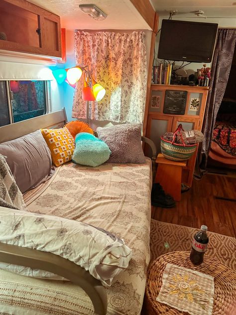 Bedroom Camper Ideas, Camper Room Ideas, Small Rv Decorating Ideas, Caravan Bedroom, Camper Decor Ideas, Camper Decorating Ideas, Camper Aesthetic, Annie Core, Rv Decorating Ideas Rv Interior