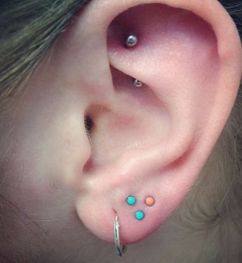 Adorable ear piercings!!! Triangle Ear Piercing, Triple Ear Piercing, Three Ear Piercings, Second Ear Piercing, Ear Piercings Chart, Double Ear Piercings, Ear Piercings Tragus, Curated Ear, Ear Piercings Helix