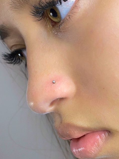 Micro Nose Piercing, Nose Piercing Stud Ideas, Delicate Nose Piercing, Desi Nose Piercing, Cute Nose Rings Studs, Tiny Nose Piercing Stud, Girls With Nose Piercing, Piercing Mouth, Peircings Women