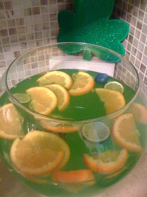 St. Patrick's Day Punch Recipes (Alcoholic) Punch Recipes Green, Punch Recipes Alcoholic, St Patty's Day Drinks, Green Punch Recipes, Cocktail Party Drinks, Brain Juice, Apple Pucker, Green Punch, St Patricks Day Drinks