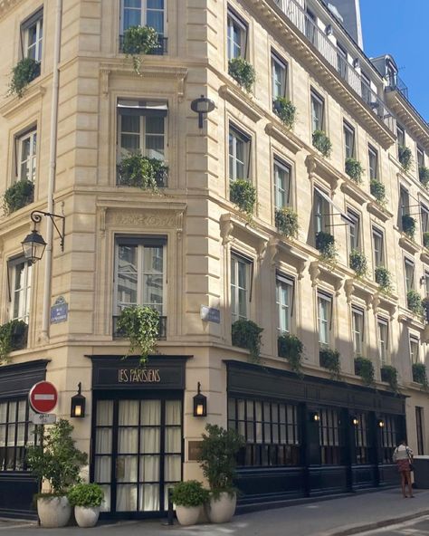 French Townhouse Aesthetic, Paris Exterior House, Cafe Building Exterior, Pretty Apartments Exterior, Fancy Apartment Exterior, Apartment Building Exterior Aesthetic, Parisian Townhouse Exterior, City Aesthetic Bloxburg, Parisian Architecture Exterior