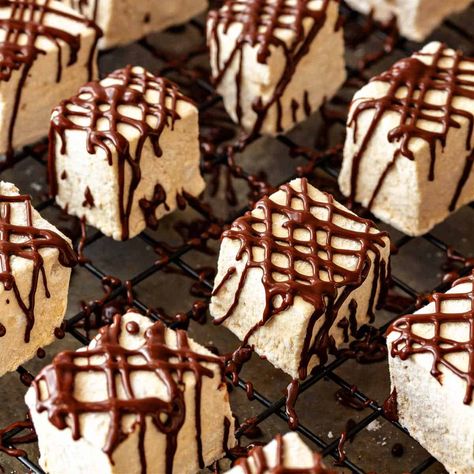 Coffee Marshmallow Recipe, Marshmallows With Chocolate, Wine Marshmallows, Fancy Marshmallows, Coffee Marshmallows, Artisan Marshmallows, Meat Pizza Recipes, Butterscotch Recipes, Marshmallow Recipe